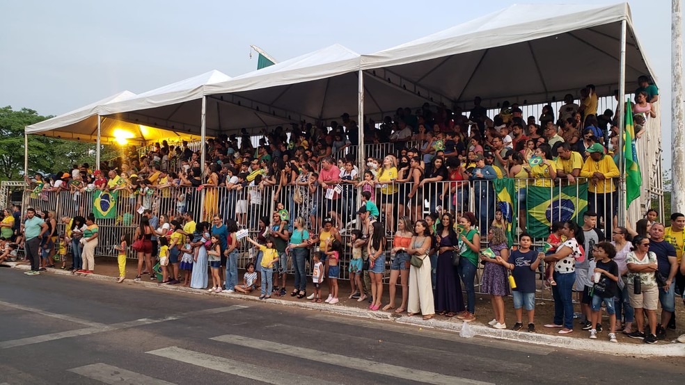Arquibancada montada na Avenida LO-01 ficou lotada — Foto: Tamyra Pinheiro/TV Anhanguera