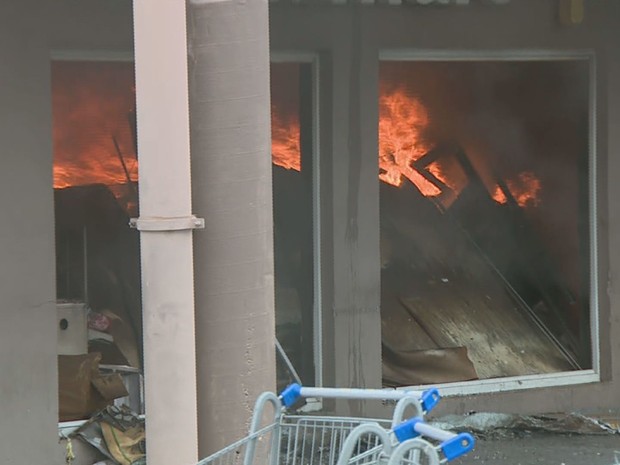 Parede desabada durante incêndio no hipermercado Wallmart em Americana (Foto: Reprodução / EPTV)