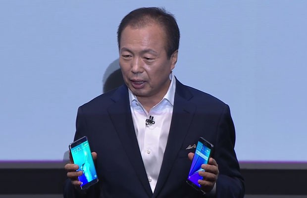 JK Shin, chefe da unidade de aparelhos móveis da Samsung, mostra os novos Galaxy Note 5 e o Galaxy Edge S6+. (Foto: Reprodução/Samsung)