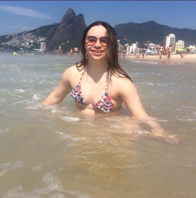 Em foto recente, Joana curte praia no Rio de Janeiro 