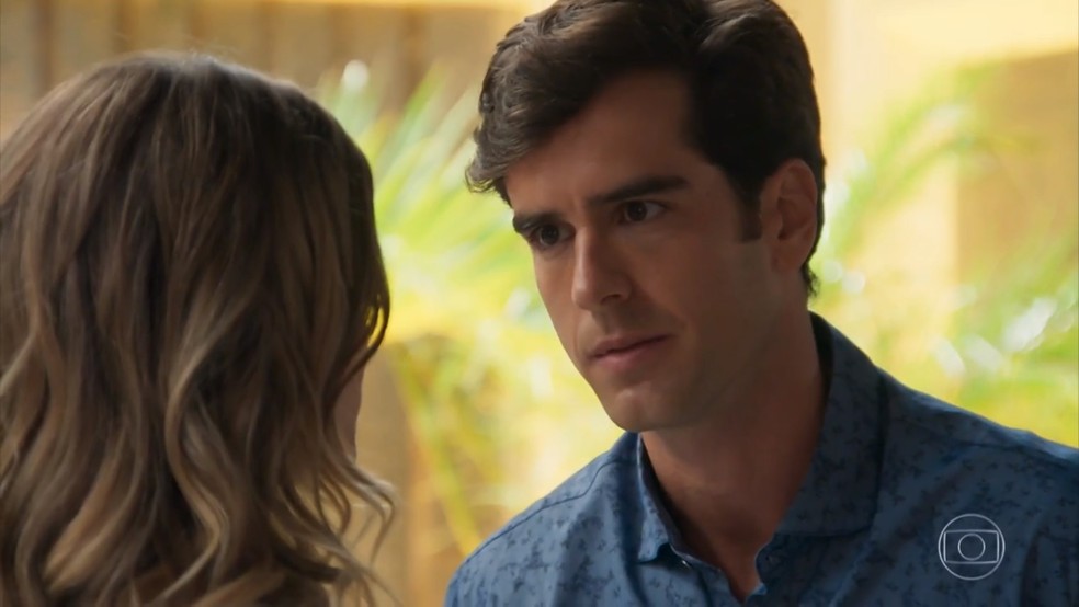 Felipe (Marcos Pitombo) critica os valores de Jéssica (Karen Junqueira) - 'Haja Coração' — Foto: Globo