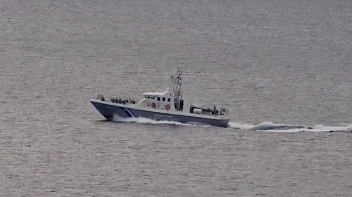 Barco da Guarda Costeira navega em direção ao limite das águas gregas, no Mar Egeu — Foto: Reprodução/NYT