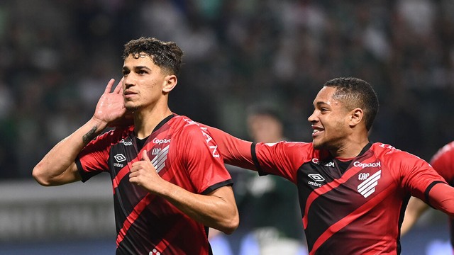 Vitor Bueno e Vitor Roque festejam segundo gol do Athletico