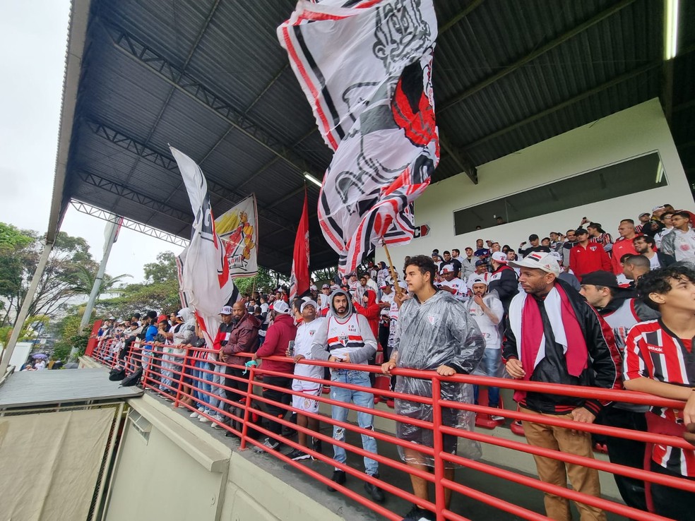 Torcida do São Paulo no CT da Barra Funda — Foto: José Edgar de Matos