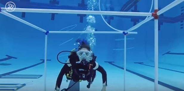 Alyssa durante treino de mergulho para simular as condições de baixa gravidade do espaço  (Foto: Reprodução/Youtube)