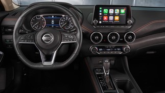 Interior do Nissan Sentra é moderno e tem saídas de ventilação circulares — Foto: Divulgação