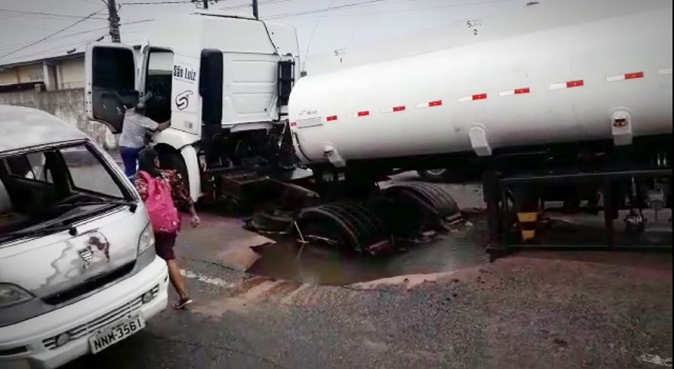 Carreta afundou em buraco na avenida Miguel Castro, em Natal &acirc;Â€Â” Foto: Reginaldo Freire