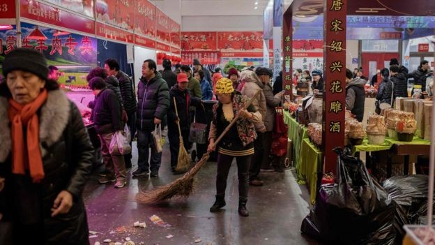 BBC - Os chamados 'mercados molhados' viram símbolo da estigmatização de hábitos alimentares chineses, apontam cientistas sociais; na foto, se vê um mercado em Pequim (Foto: NICOLAS ASFOURI/AFP via BBC)