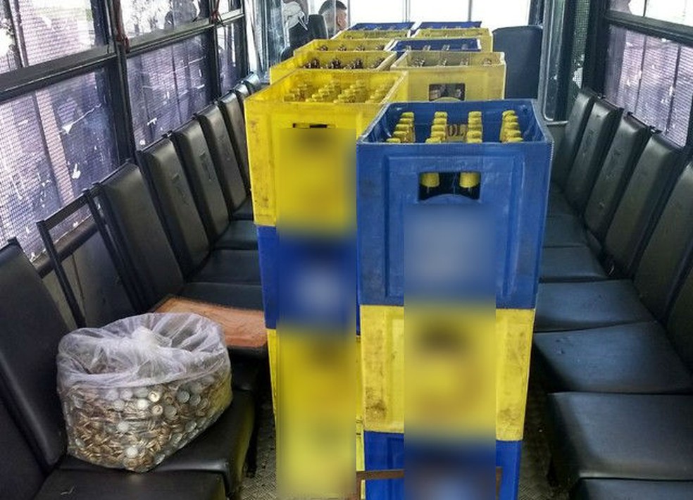 Engradados de cerveja foram apreendidos pela polícia em um barracão no Boqueirão, em Curitiba (Foto: Divulgação/ Bope)