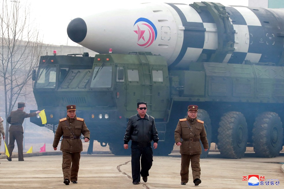 Líder norte-coreano Kim Jong-Un com míssil balístico intercontinental (ICBM), segundo agência estatal — Foto: KCNA via Reuters