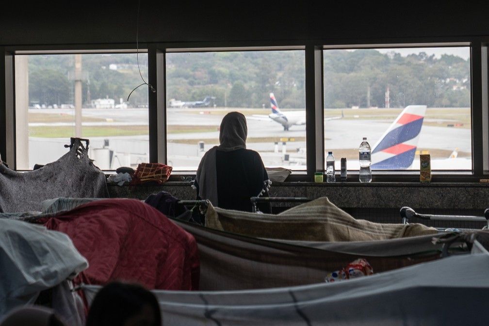 Afegãos no Aeroporto de Cumbica, em Guarulhos — Foto: Fábio Tito/g1 