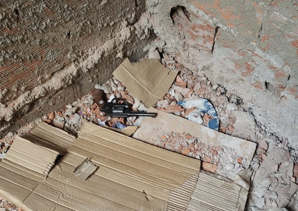 Revólver usado no crime foi localizado em uma construção, em Pirapozinho — Foto: Polícia Civil/Cedida