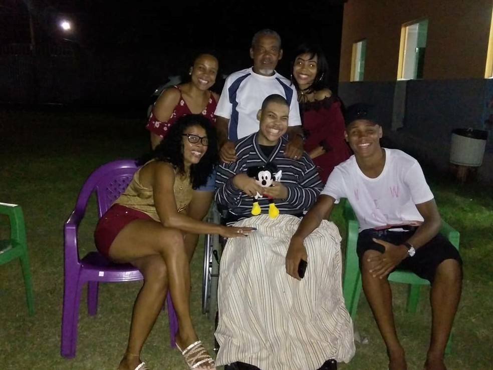 Natan, zagueiro do Flamengo, com a família — Foto: Arquivo pessoal