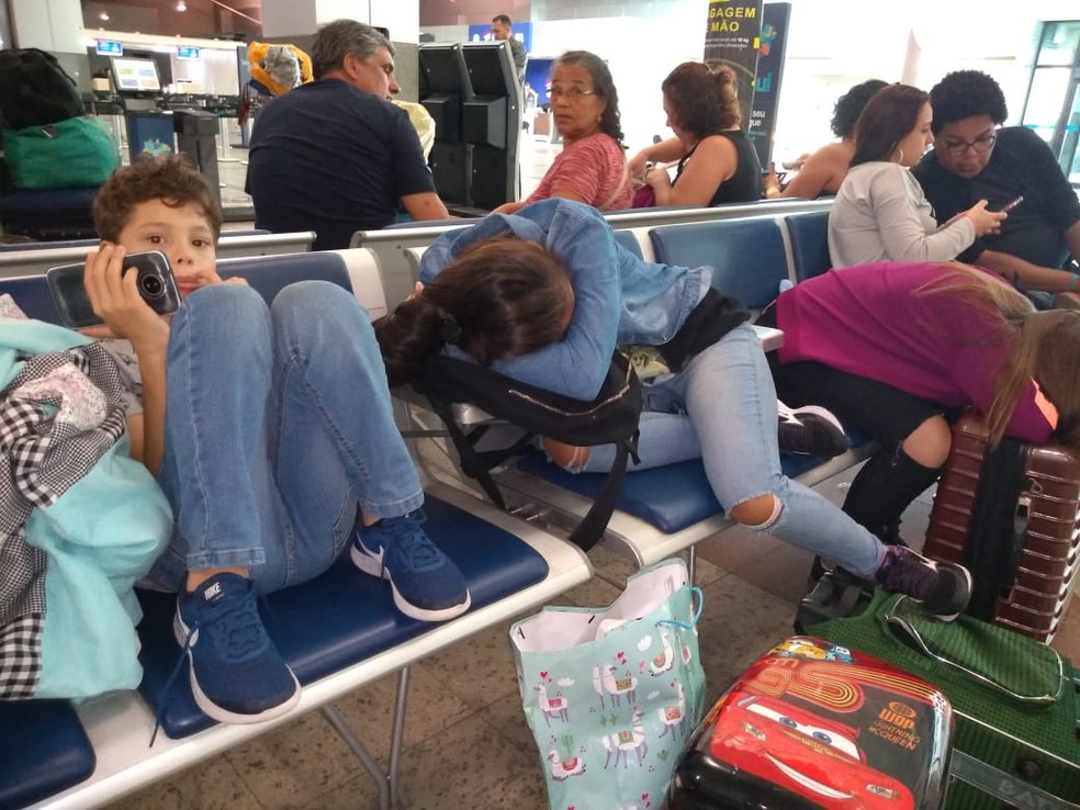 Passageiros passaram a noite no aeroporto de Salvador â?? Foto: Cid Vaz / TV Bahia