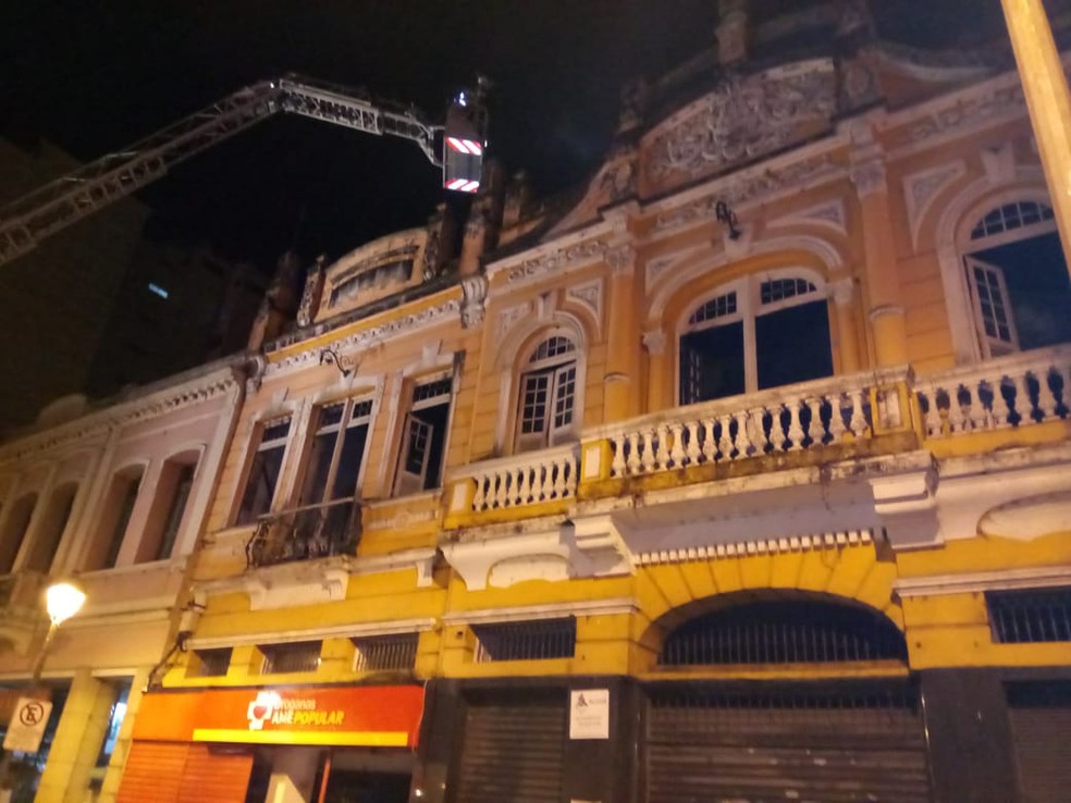 Dois pavimentos do prédio comercial, em Petrópolis, foram danificados — Foto: Divulgação/Corpo de Bombeiros
