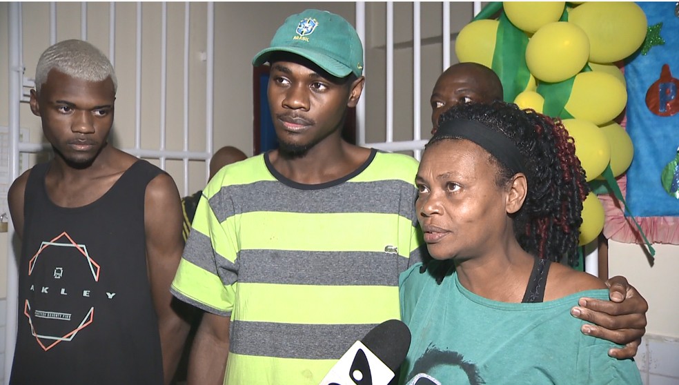 Flávia foi salva pelos filhos no alagamento em Cariacica — Foto: Reprodução/TV Gazeta
