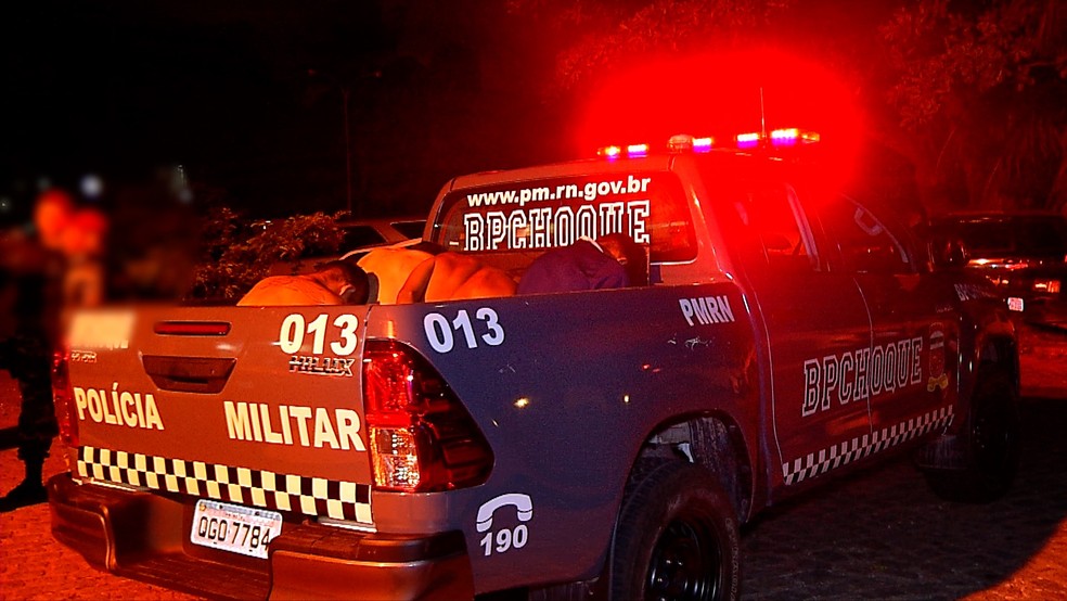 Sete pessoas foram presas apÃ³s roubo a carro e troca de tiros com a PM em Natal  â€” Foto: ReproduÃ§Ã£o/Inter TV Cabugi