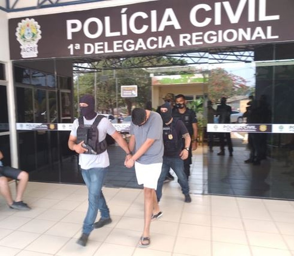 Alan Araújo de Lima saindo da delegacia em Rio Branco — Foto: Lidson Almeida/Rede Amazônica Acre