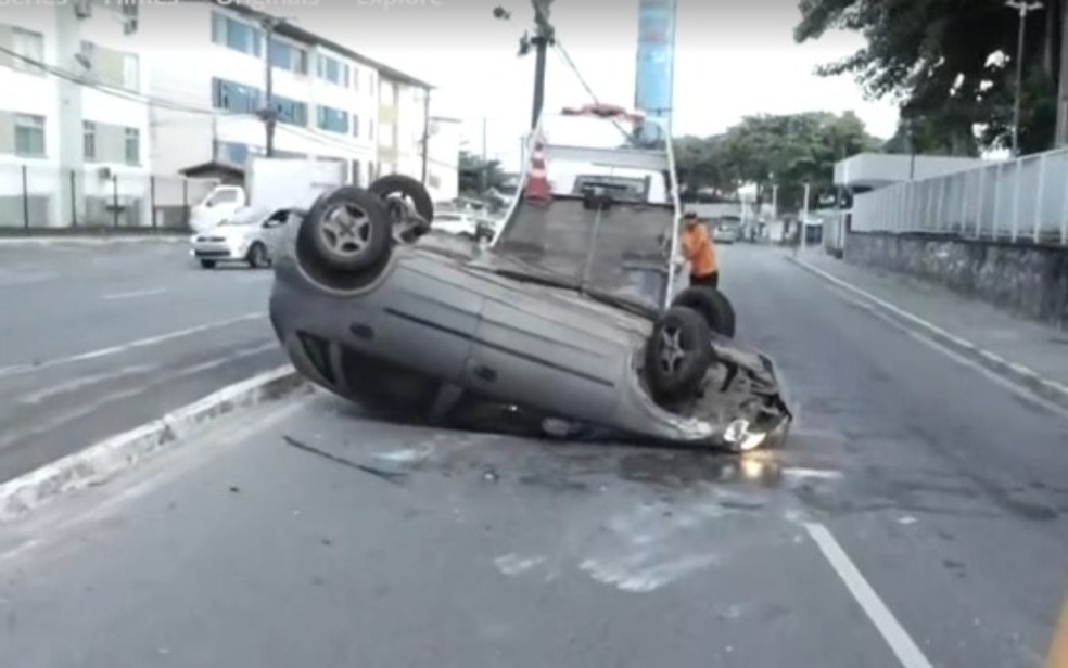 Carro capota no bairro do Cabula, em Salvador — Foto: Reprodução/TV Bahia
