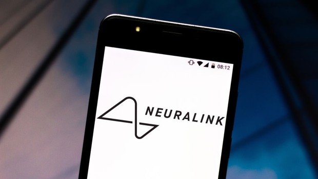 O objetivo da sua startup Neuralink é permitir que pessoas com paralisias possam controlar seus telefones e computadores por meio do cérebro e ainda tratar doenças cerebrais (Foto: Getty Images)
