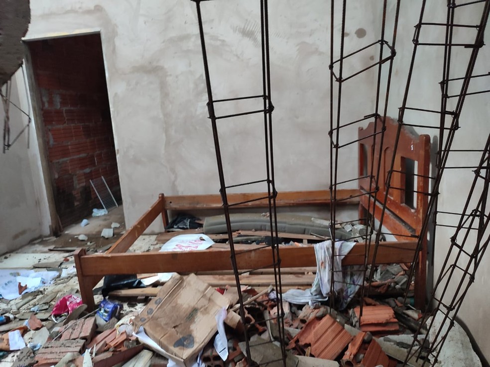 Casa ficou parcialmente destruída — Foto: Divulgação/Defesa Civil