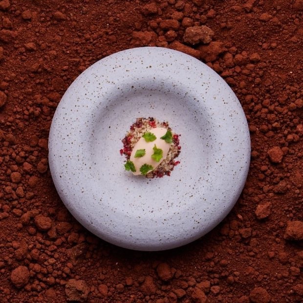 Prato elaborado pela chef premiada leva melão, gordura de lardo, pimenta rosa e coentro (Foto: Instagram / Reprodução)