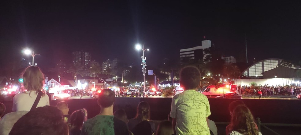 Movimentação de socorristas após calçada ceder durante evento de Natal em Joinville — Foto: Leoh Julio/Arquivo pessoal