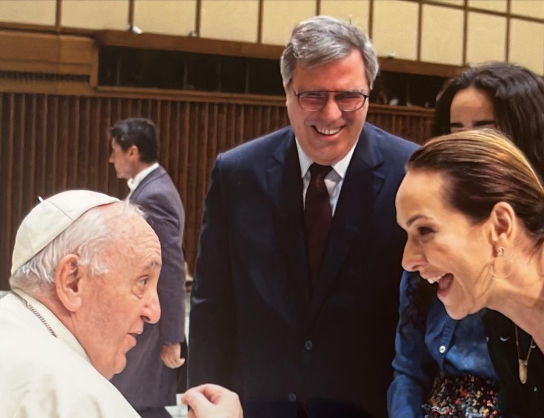 O papa Francisco e Maria Beltrão (Foto: Reprodução Instagram)