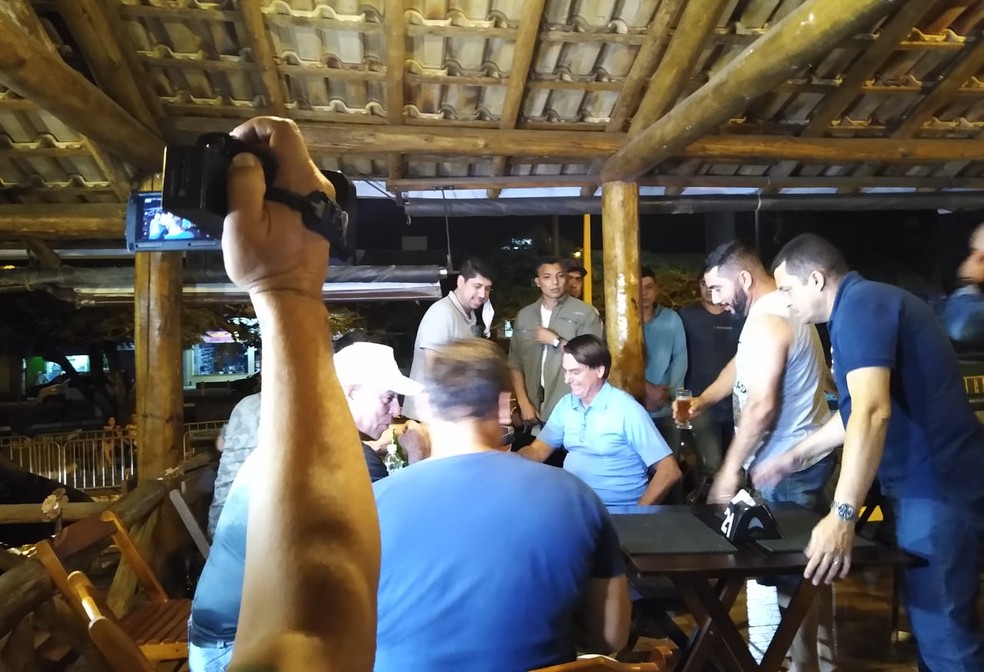 Bolsonaro foi a bar em Eldorado, SP, acompanhado de cerca de dez pessoas  — Foto: Rinaldo Rori/G1
