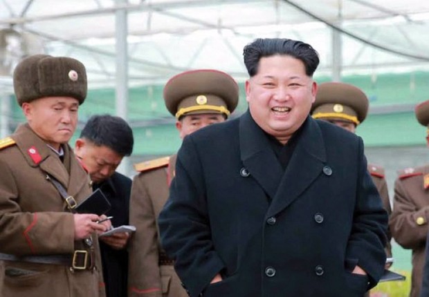 Foto divulgada pela agência oficial da Coreia do Norte registra o líder do país, Kim Jong-un, durante visita a um viveiro de plantas na capital Pyongyang, Coreia do Norte. A foto foi divulgada em 03/12/2015 (Foto: Rodong Sinmun/EFE)