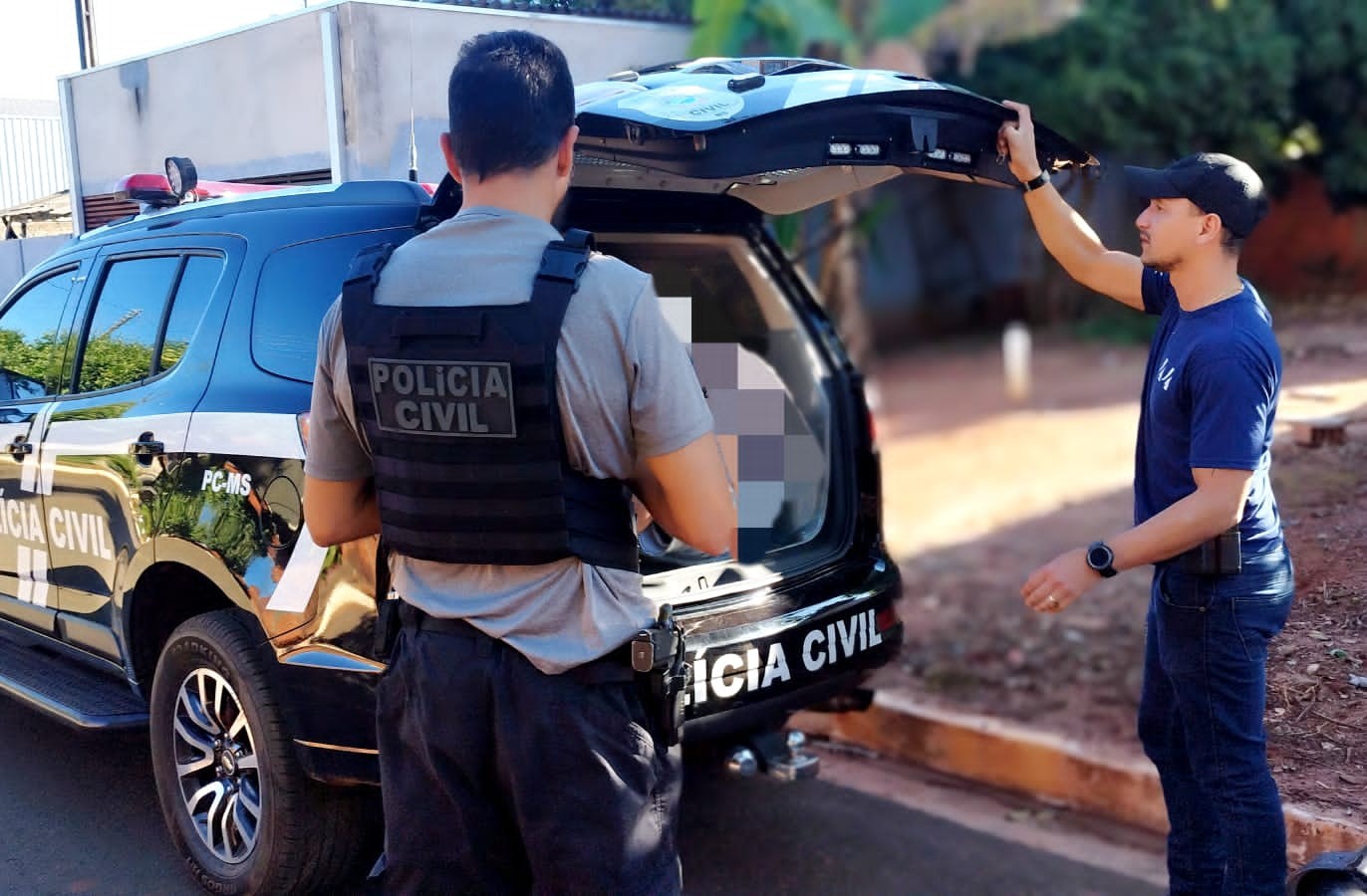 Homem é preso após divulgar fotos íntimas da ex-namorada de 17 anos por vingança, diz polícia