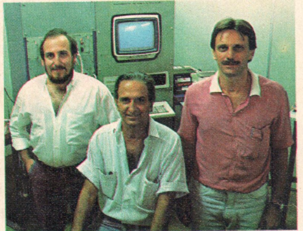 Paulo Cruvinel, Sérgio Mascarenhas e Silvio Crestana posam com o tomógrafo de solo. — Foto: Divulgação / Embrapa