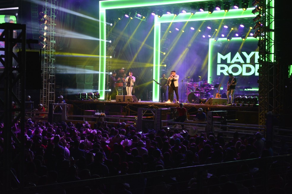 Dupla rondoniense Mayke e Rodrigo fizeram o primeiro show da noite — Foto: Jeferson Carlos/G1