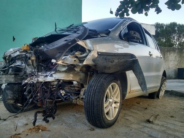 Com o impacto da batida, frente do carro ficou destruída.  (Foto: Reprodução / TV Gazeta)