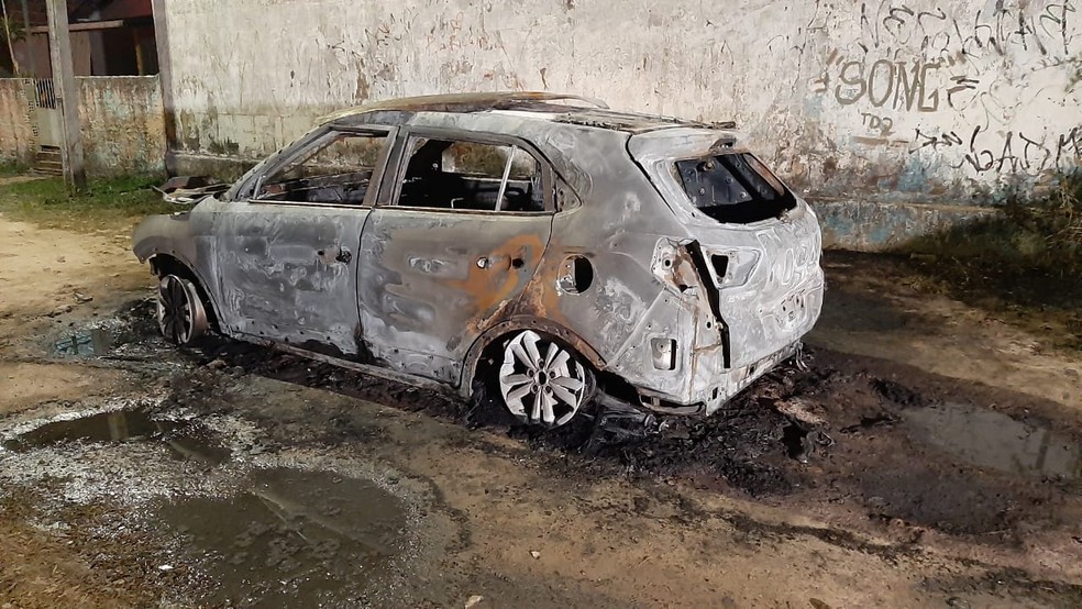 Carro usado pelos criminosos ficou destruído após ser incendiado no bairro do Engenho do Meio, no Recife — Foto: Elvys Lopes/TV Globo