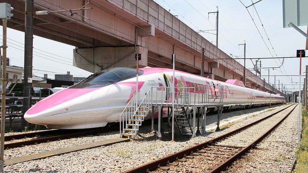Trem bala da Hello Kitty atrai turistas no Japão desde o final de junho (Foto: West Japan Railway/Sanrio Co. Ltd)