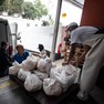 Foto: (Funcionários da Craisa (Companhia Regional de Abastecimento Integrado de Santo André) preparam cestas básicas para doação a famílias de estudantes de Santo André, na Grande São Paulo / Fábio Tito/G1)