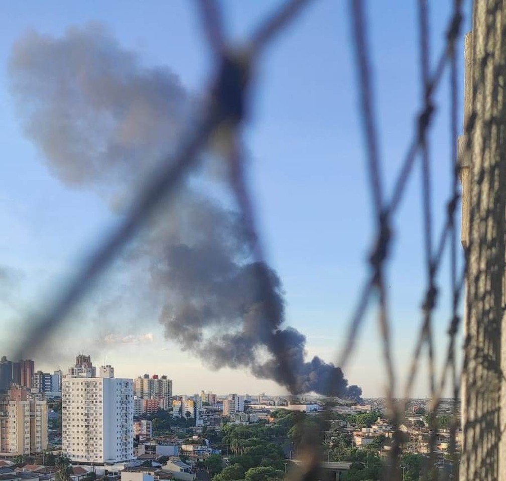 Fumaça tomou parte do céu de Londrina, nesta segunda (15) — Foto: Mônica Dau/RPC