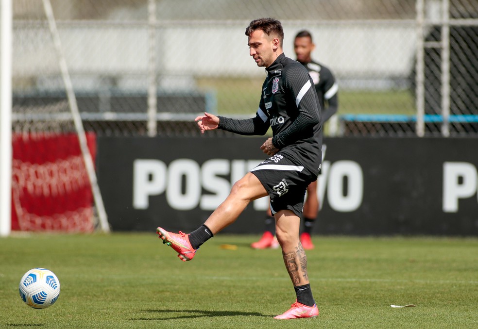 Gustavo Silva cai de produção no Corinthians e tem vaga ameaçada no time titular