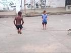 Vídeo mostra cadela brincando de corda com crianças em favela no Rio
