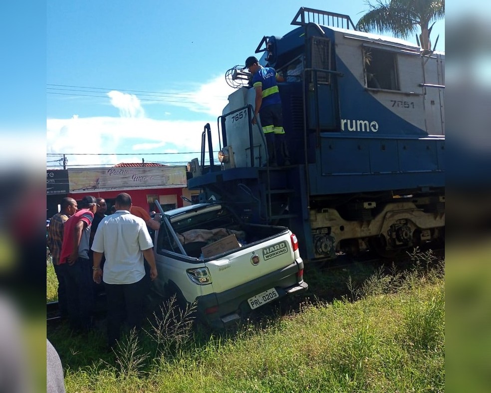Carro é atingido por trem em Andradina — Foto: Divulgação