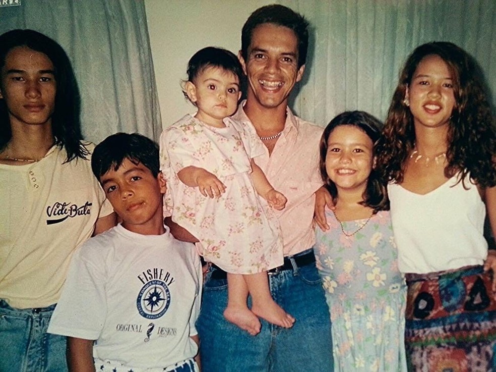 Astromar Miranda Braga abraça a sobrinha, à esquerda dele — Foto: Arquivo pessoal