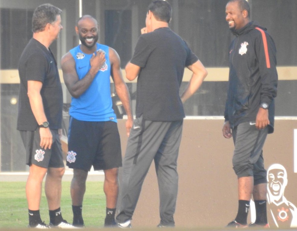 Vagner Love com Walmir Cruz, Fábio Carille e Fabinho — Foto: Bruno Cassucci