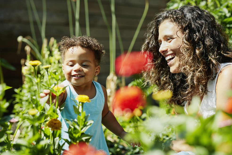 Diversão com verde: entender a diversidade de insetos é outro benefício de levar seu filho para brincar em praças, jardins e hortas urbanas. — Foto: Getty Images