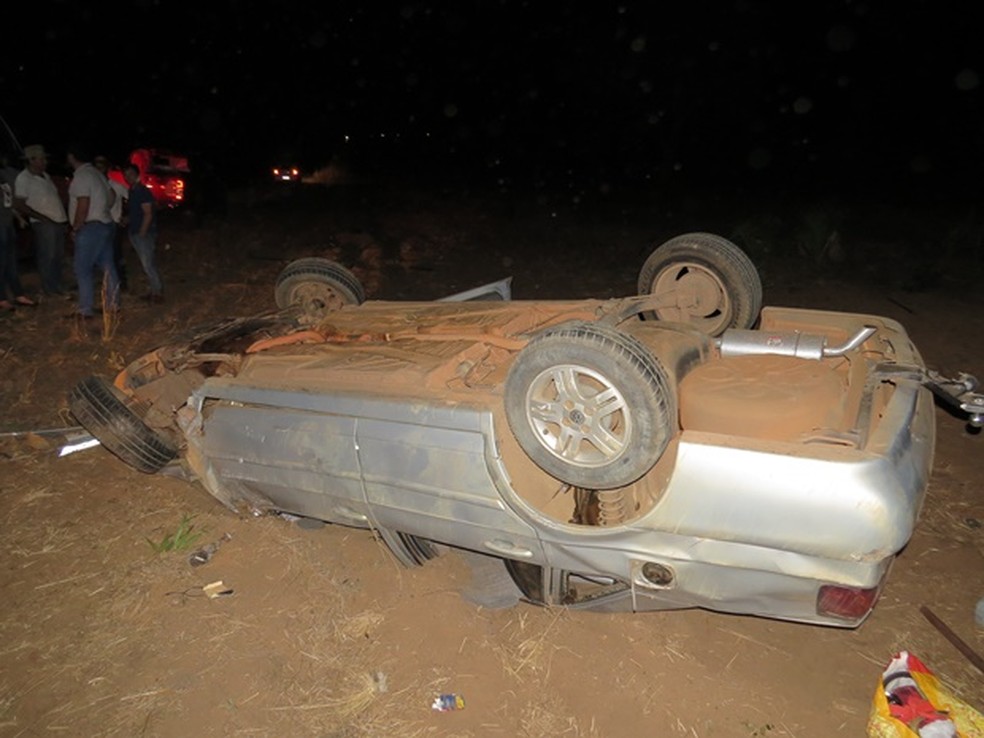 Carro capotou na noite de terça (31), no oeste da Bahia — Foto: Edivaldo Braga/Blogbraga