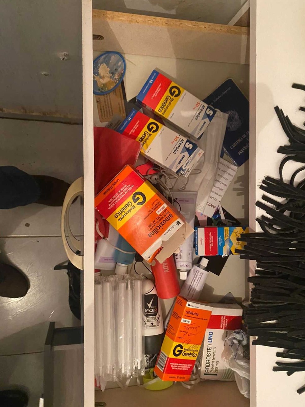 Medicamentos, munição e drogas apreendidos pela polícia — Foto: PCDF/Divulgação
