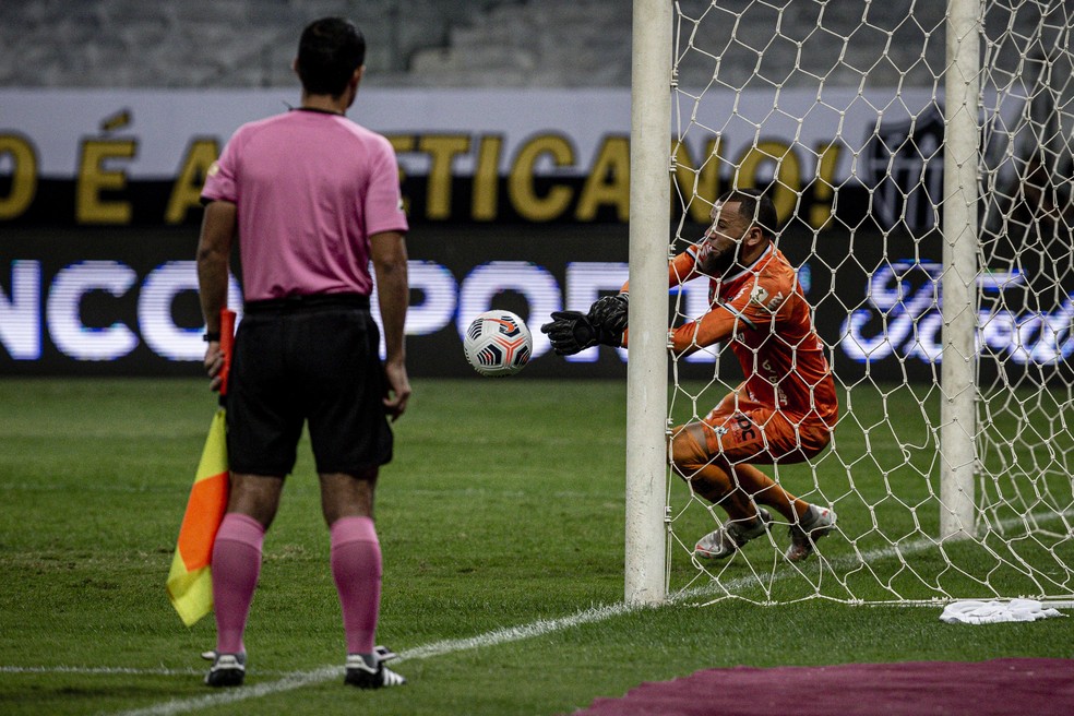 Goleiro Everson pega cobrança de pênalti do Boca Juniors, no ano passado: jogador do Galo é especialista em defesas  — Foto: Conmebol 
