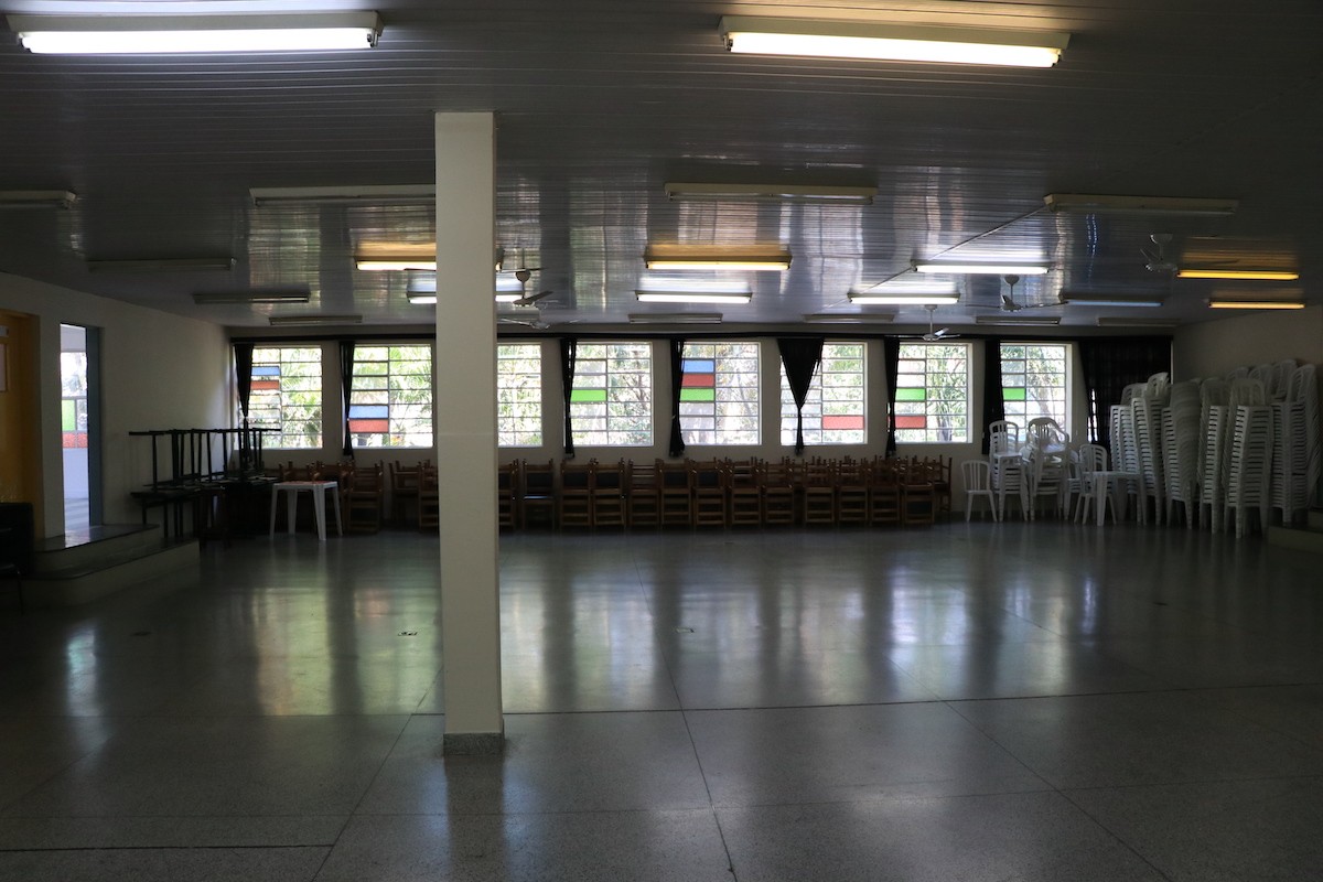 Antes da reforma, mesmo com grandes janelas, o mezanino era um espaço escuro amplo (Foto: Divulgação / Unibes)