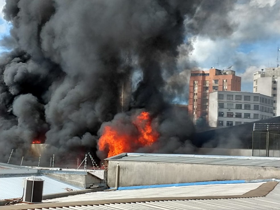 Chamas saem da loja e formam uma coluna de fumaÃ§a preta â€” Foto: Arquivo Pessoal