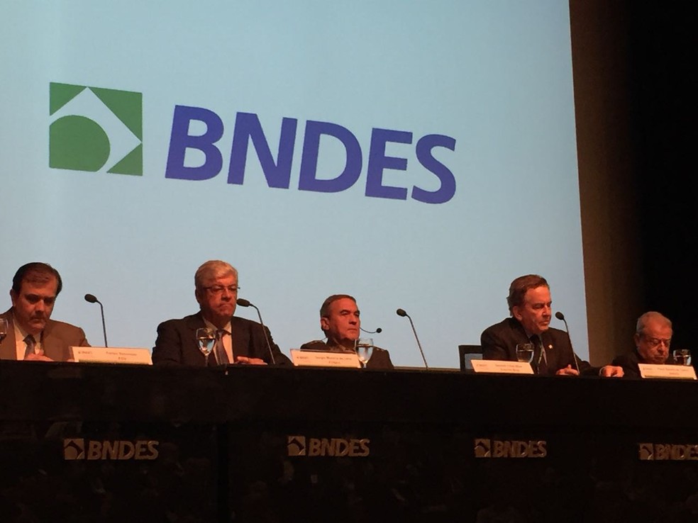 General Villas Bôas (ao centro) durante evento do BNDES, no Rio (Foto: Daniel Silveira/G1)